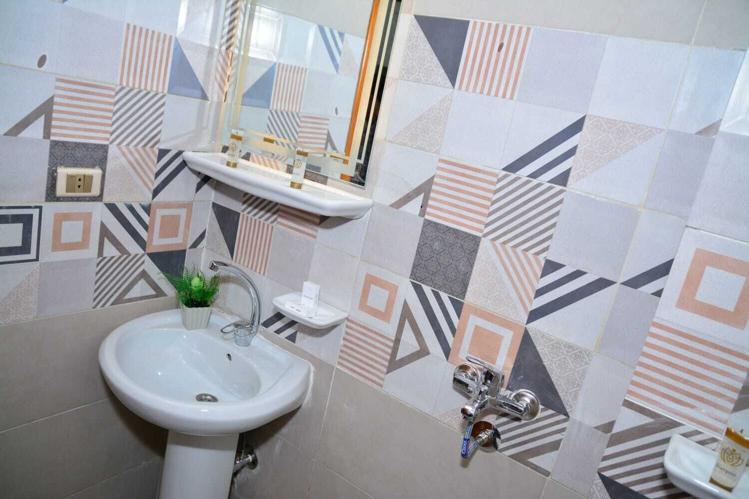 Photo - Crystal pyramid inn