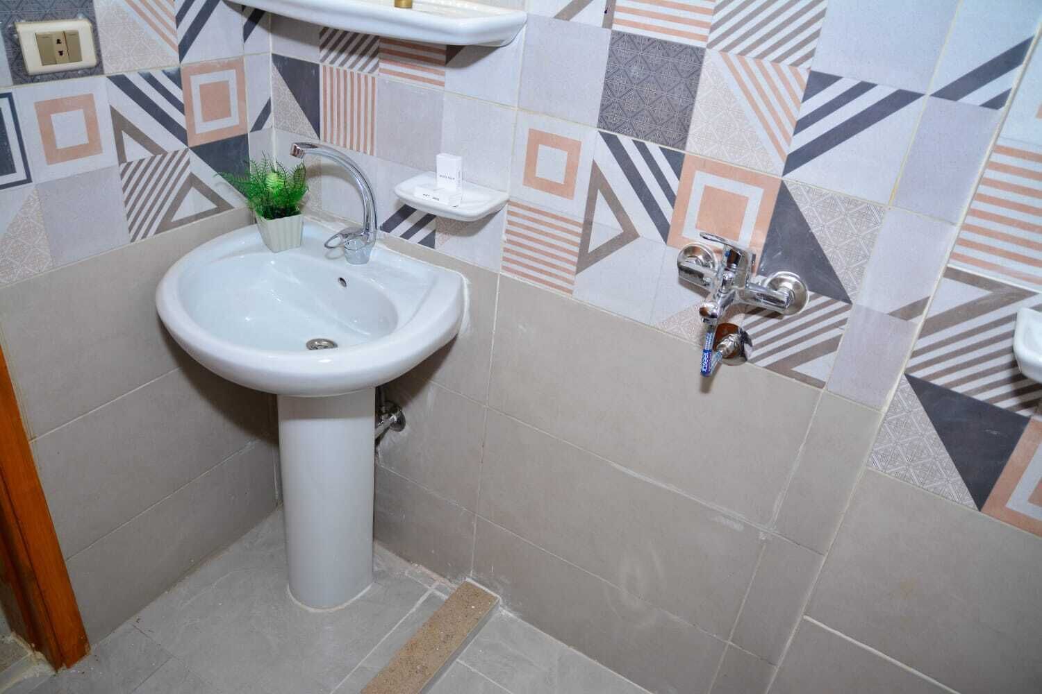 Photo - Crystal pyramid inn