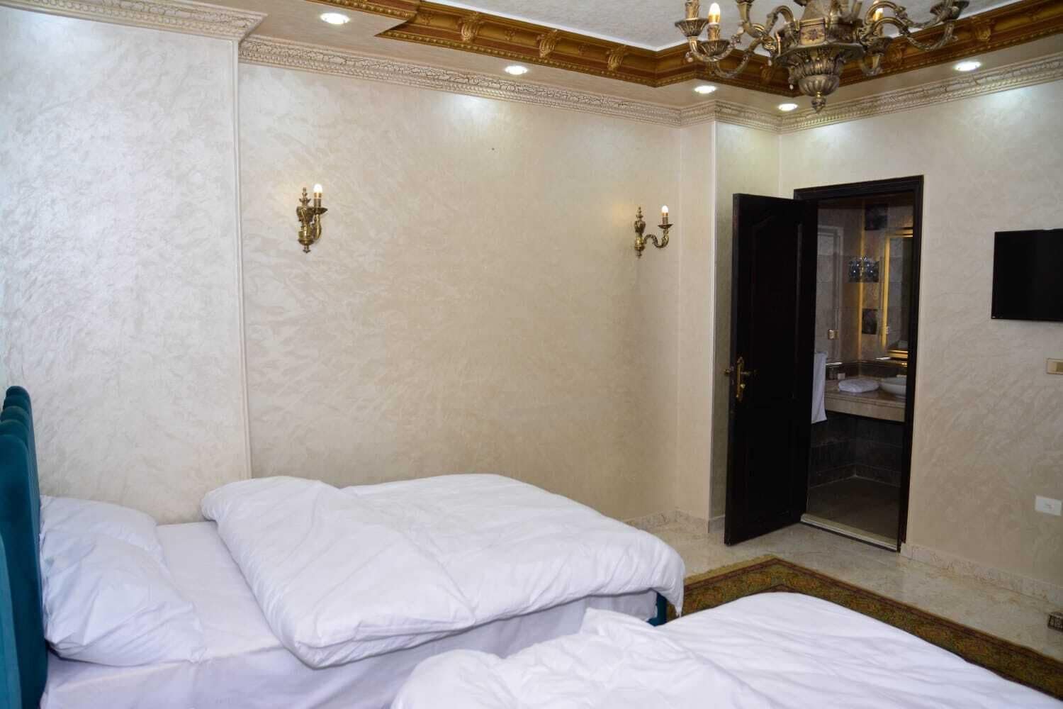 Foto - Crystal pyramid inn