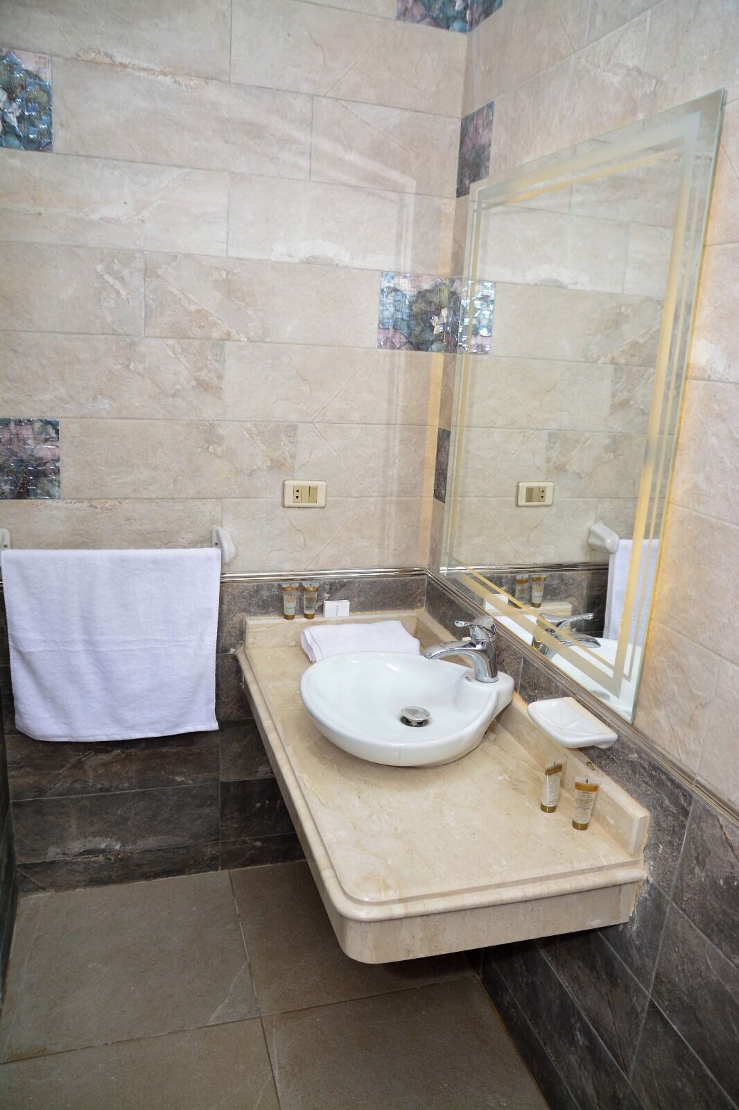 Photo - Crystal pyramid inn