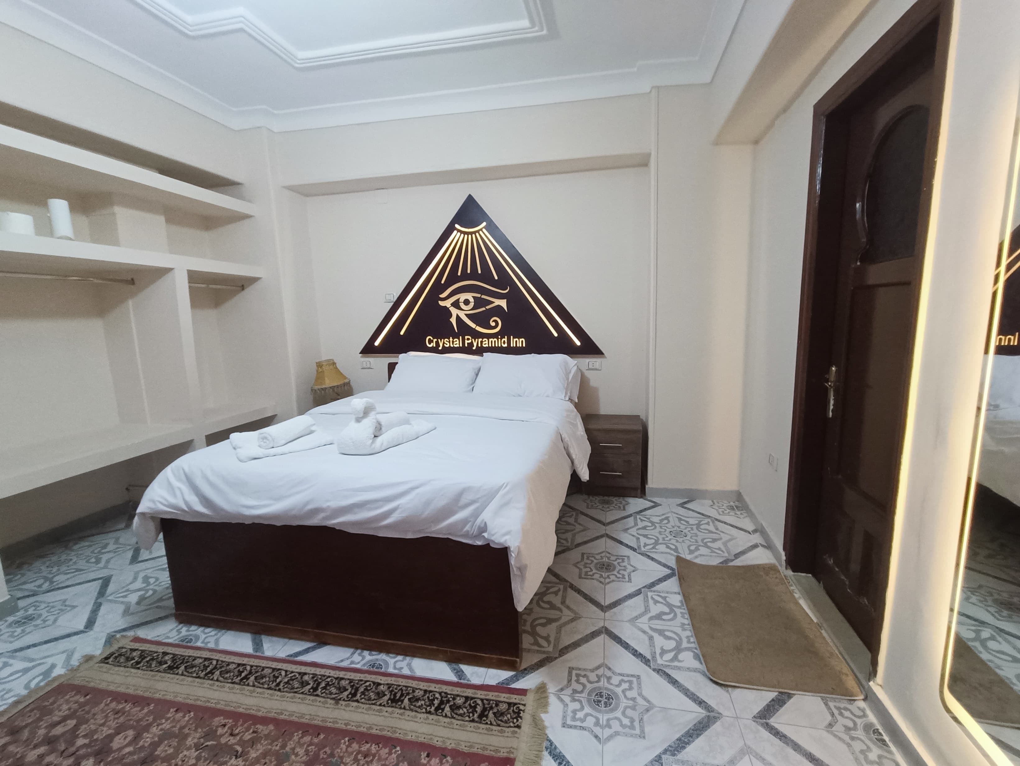 Foto - Crystal pyramid inn