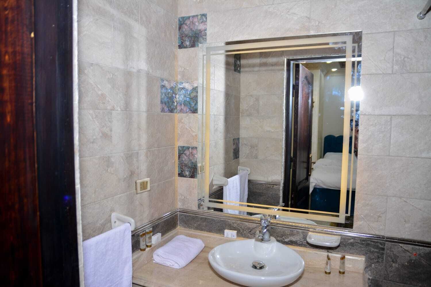 Foto - Crystal pyramid inn