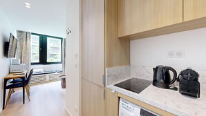 コーヒー / ティーメーカー、冷蔵庫、電子レンジ、トースター