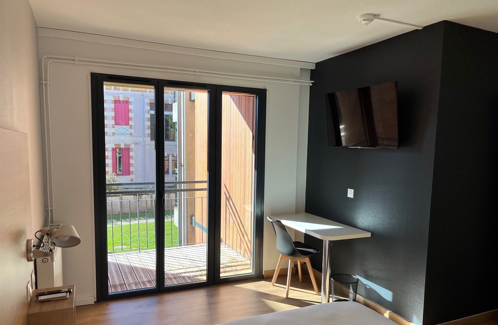 Bureau, espace de travail pour ordinateur portable, Wi-Fi gratuit