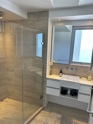 Hair dryer, towels, soap, toilet paper - Casa OZ - Modern, Sleek and Spacious 3 bedroom condo in Bocagrande Cartagena (Cartagena de Indias)