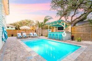 A heated pool - 17 Palms Beach House with heated private pool and Tiki hut bar (St. Augustine)