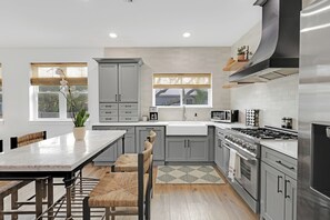 Fridge, microwave, oven, stovetop - 17 Palms Beach House with heated private pool and Tiki hut bar (St. Augustine)