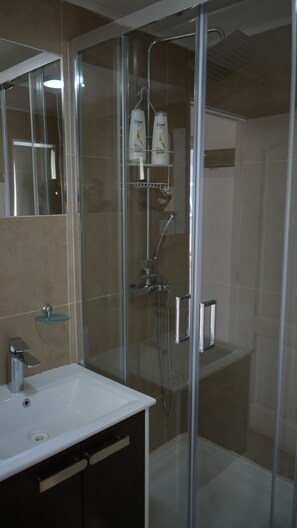 Cabin, Garden View | Bathroom | Shower, hair dryer, towels, soap - Cabañas tinycolchagua cl (Santa Cruz)