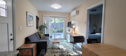 Charming 1-bedroom cottage with AC near Piedmont and Lake Merritt. Pet friendly!