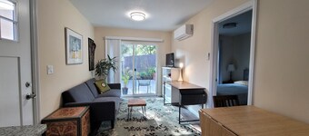 Charming 1-bedroom cottage with AC near Piedmont and Lake Merritt. Pet friendly!