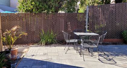 Charming 1-bedroom cottage with WiFi and AC in tranquil Oakland