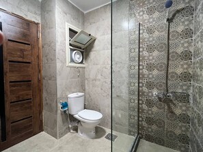 Deluxe tweepersoonskamer | Badkamer | Een douche, gratis toiletartikelen, een haardroger, pantoffels