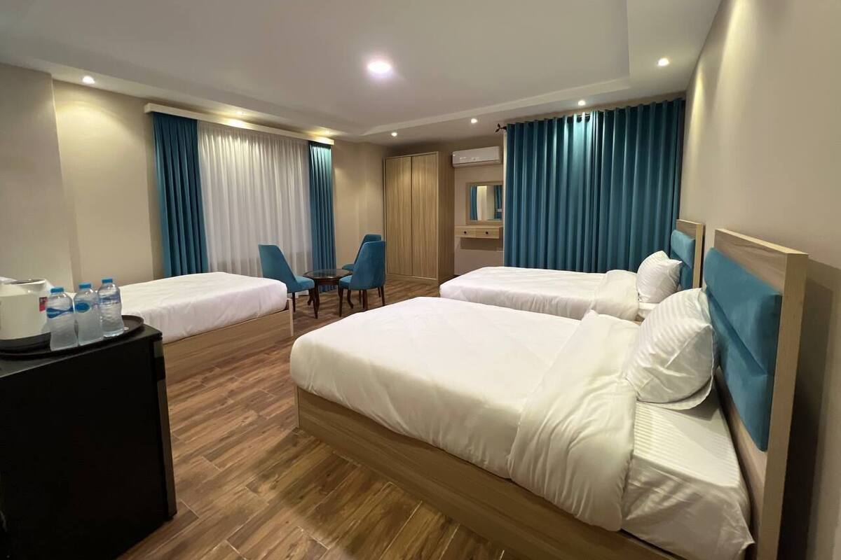 Deluxe Triple Room With Grand Egyptian Museum View | Sábanas de algodón egipcio, ropa de cama de alta calidad, minibar