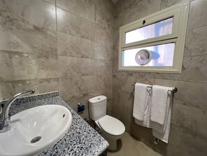 Shower, free toiletries, hair dryer, slippers - EQama Grand Egyptian Museum View (Giza)