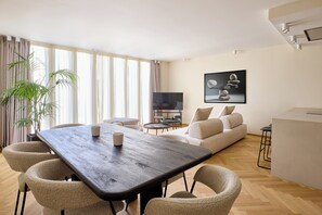 42-inch Smart TV with satellite channels, Netflix, streaming services - The Samirah Luxury Residences (Elliniko-Argyroupoli)