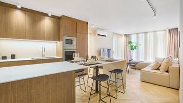 Cobertura luxo, 2 quartos, banheira de imersão, vista para a montanha | Área de estar | Smart TV 42 polegadas com canais via satélite, Netflix