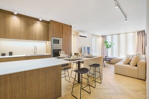 Deluxe-Penthouse, 2 Schlafzimmer, Whirlpool, Bergblick | Wohnbereich