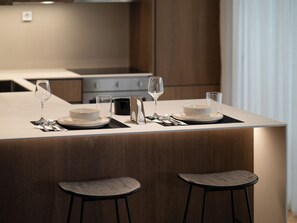 Full-sized fridge, oven, stovetop, dishwasher - The Samirah Luxury Residences (Elliniko-Argyroupoli)