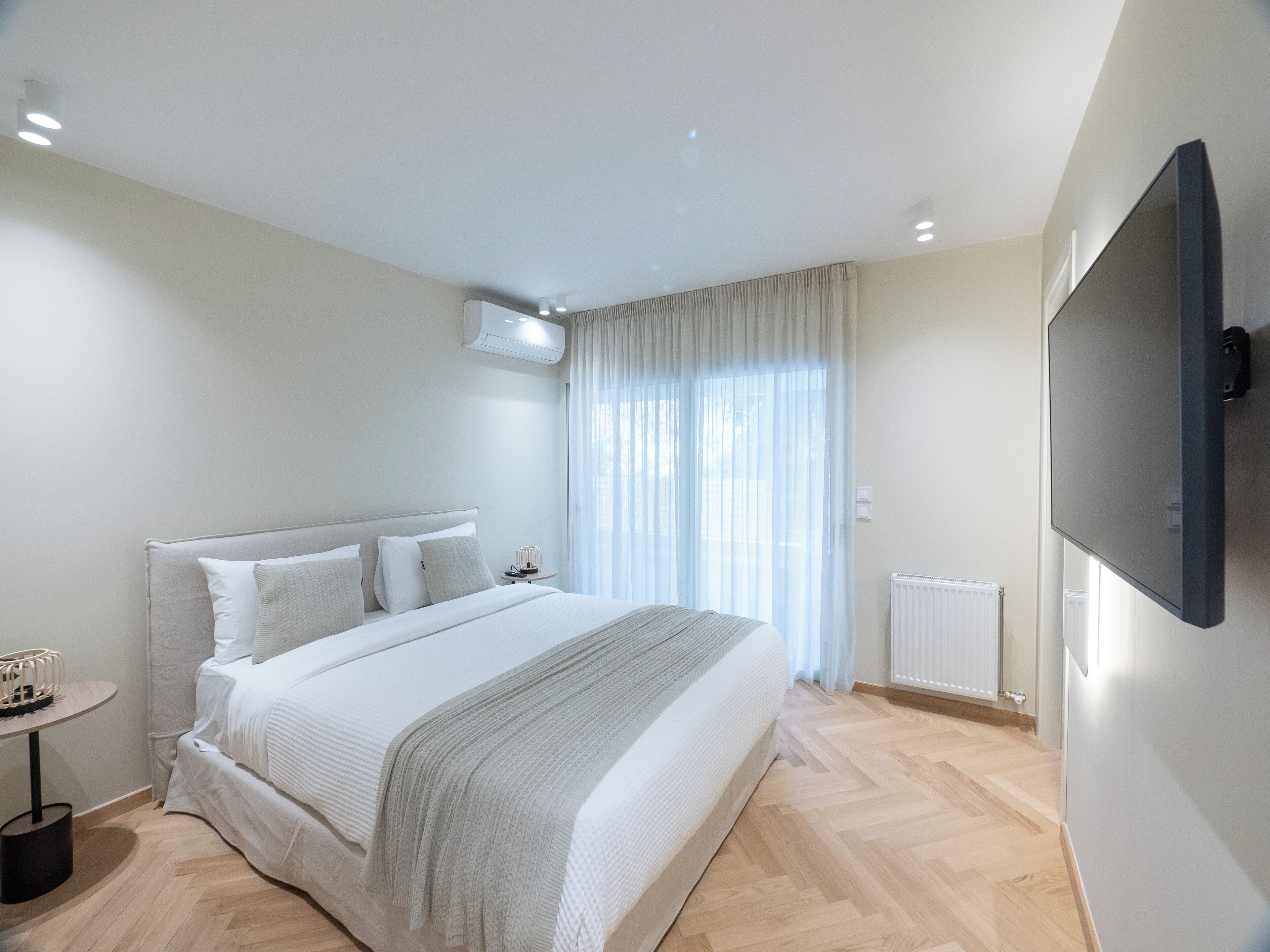 Premium bedding, in-room safe, laptop workspace, blackout drapes