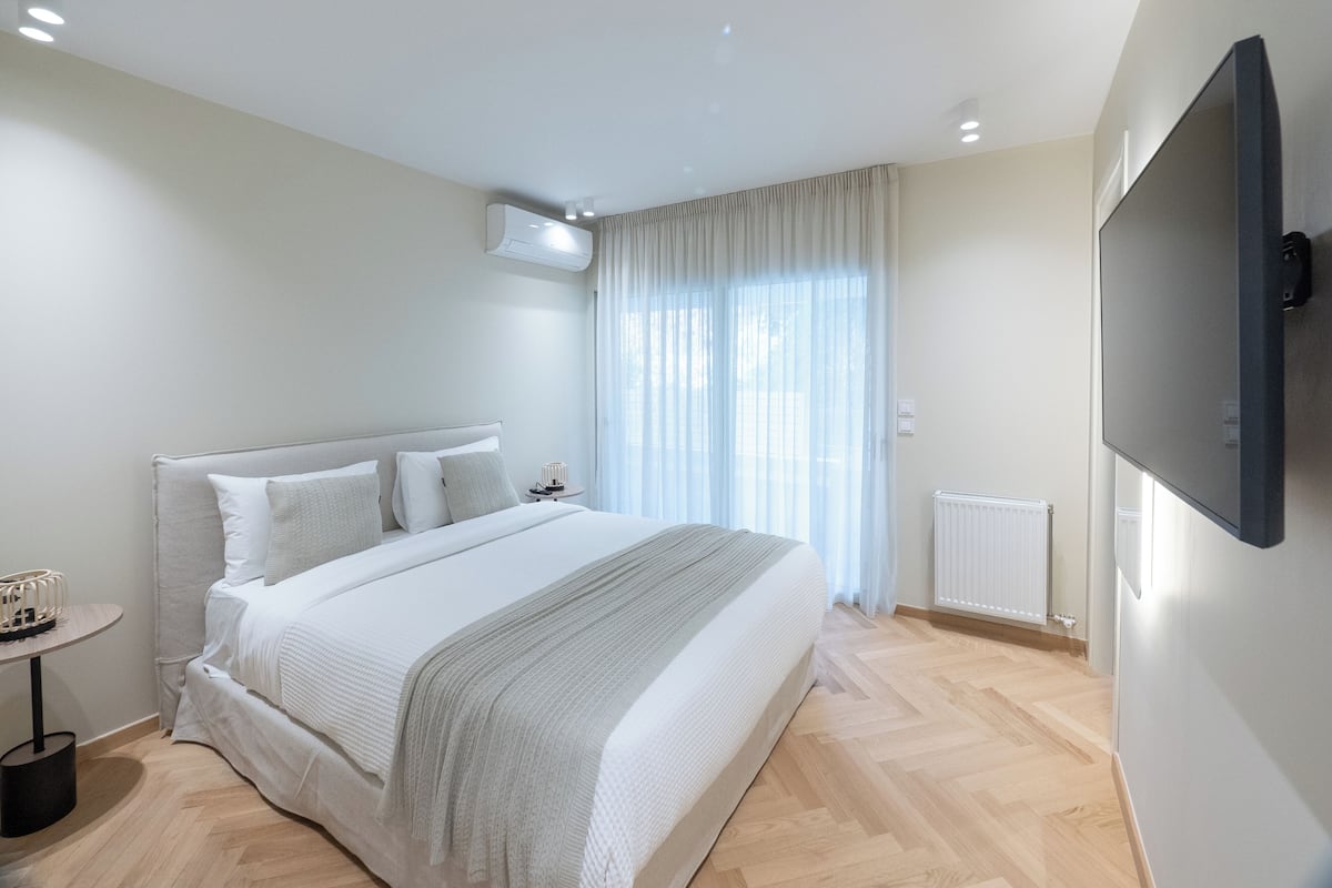 3 bedrooms, premium bedding, in-room safe, laptop workspace