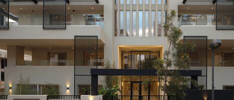 Bagian depan properti - sore/malam