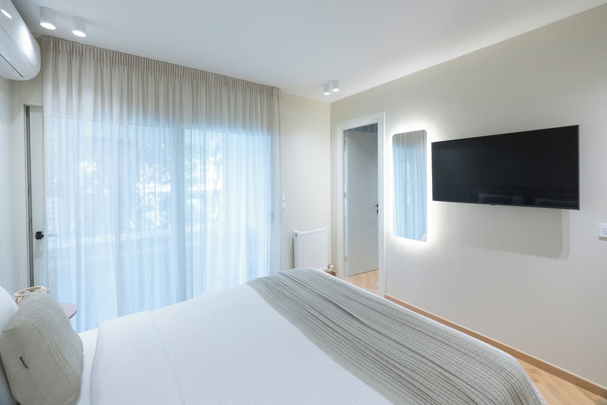 3 bedrooms, premium bedding, in-room safe, laptop workspace