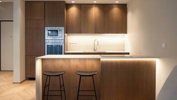 Geladeira grande, fogão, cooktop, lava-louças