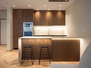 Geladeira grande, fogão, cooktop, lava-louças