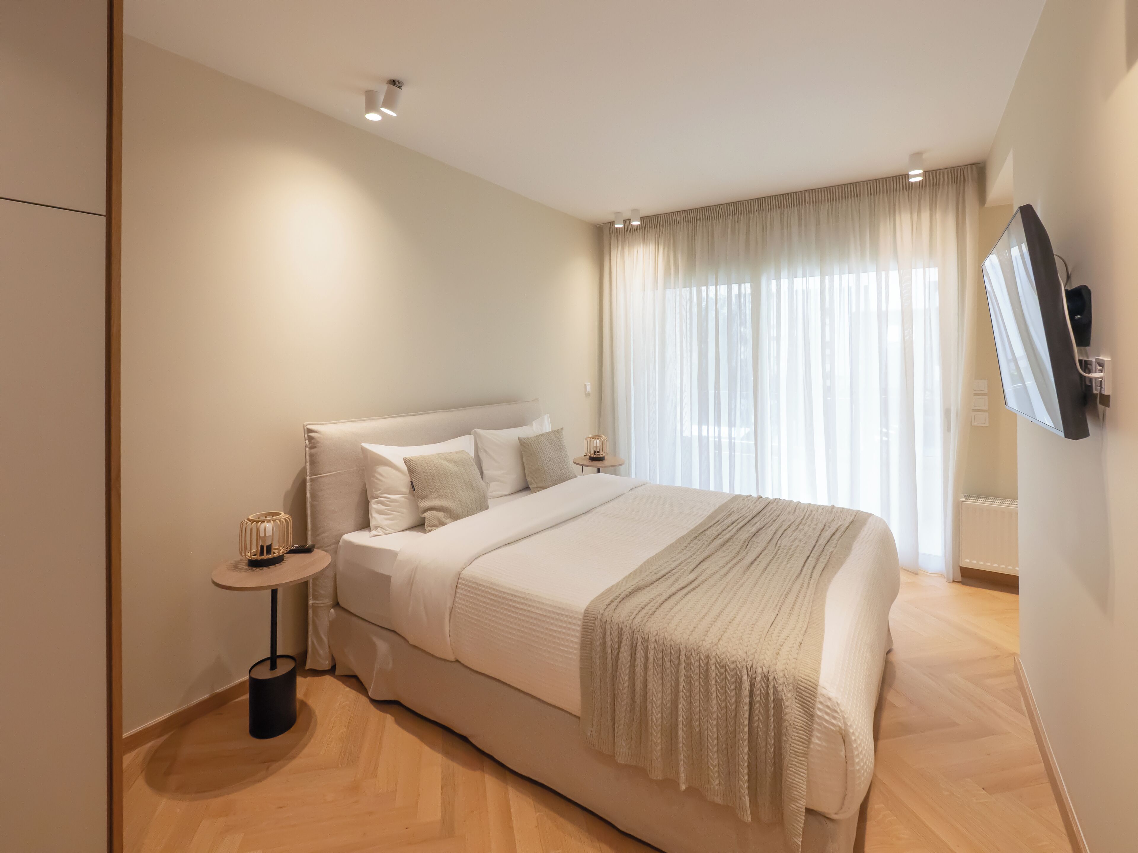 Bộ đồ giường cao cấp, két bảo mật tại phòng 