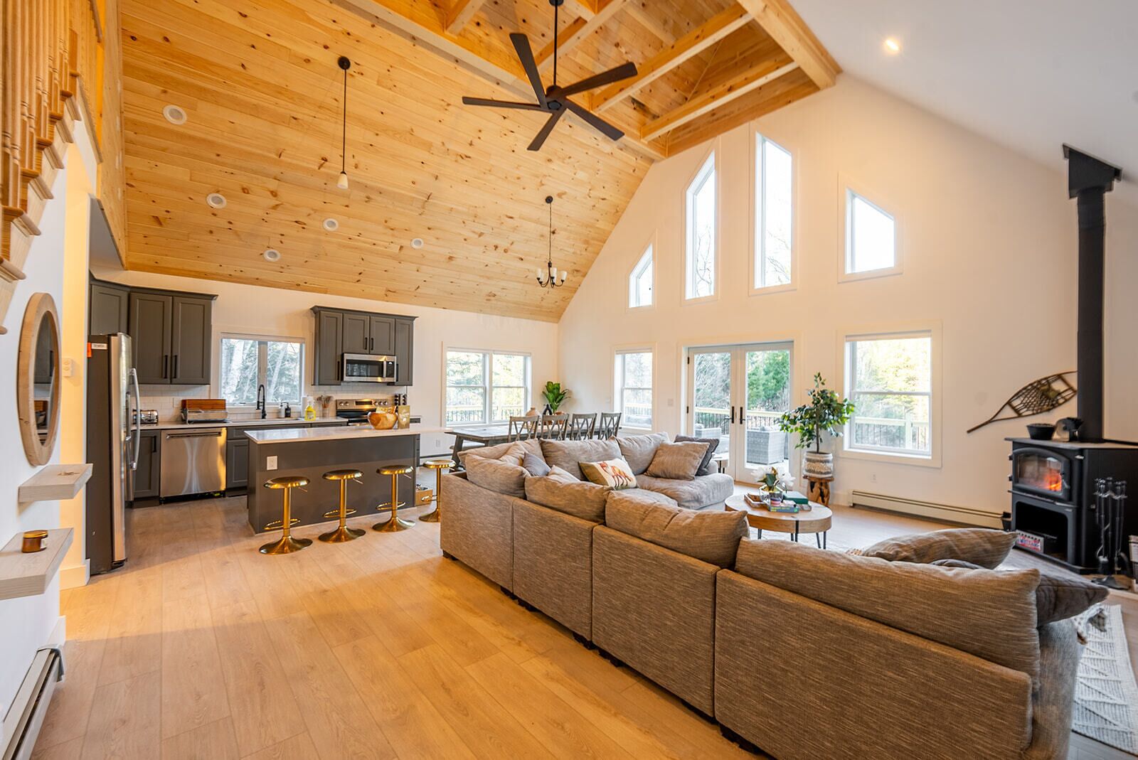 Smart-TV, Kamin, Tischfußball, Tischtennisplatte