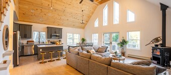 The Perfect Modern Killington Getaway
Hot tub-Sauna-Movie Room-Speakeasy-VIEWS!