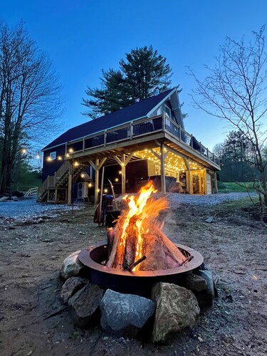 Cozy Killington Cabin-Style Home
Hot tub-Sauna-Ping pong-Grill-Wood Stove-VIEWS!
