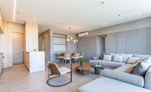 Departamento Premier | Área de sala de estar | Smart TV de 32 pulgadas con canales digitales 