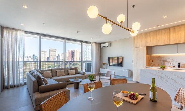 Apartamento Premier | Zona de estar | Smart TV de 32 pulgadas con canales digitales