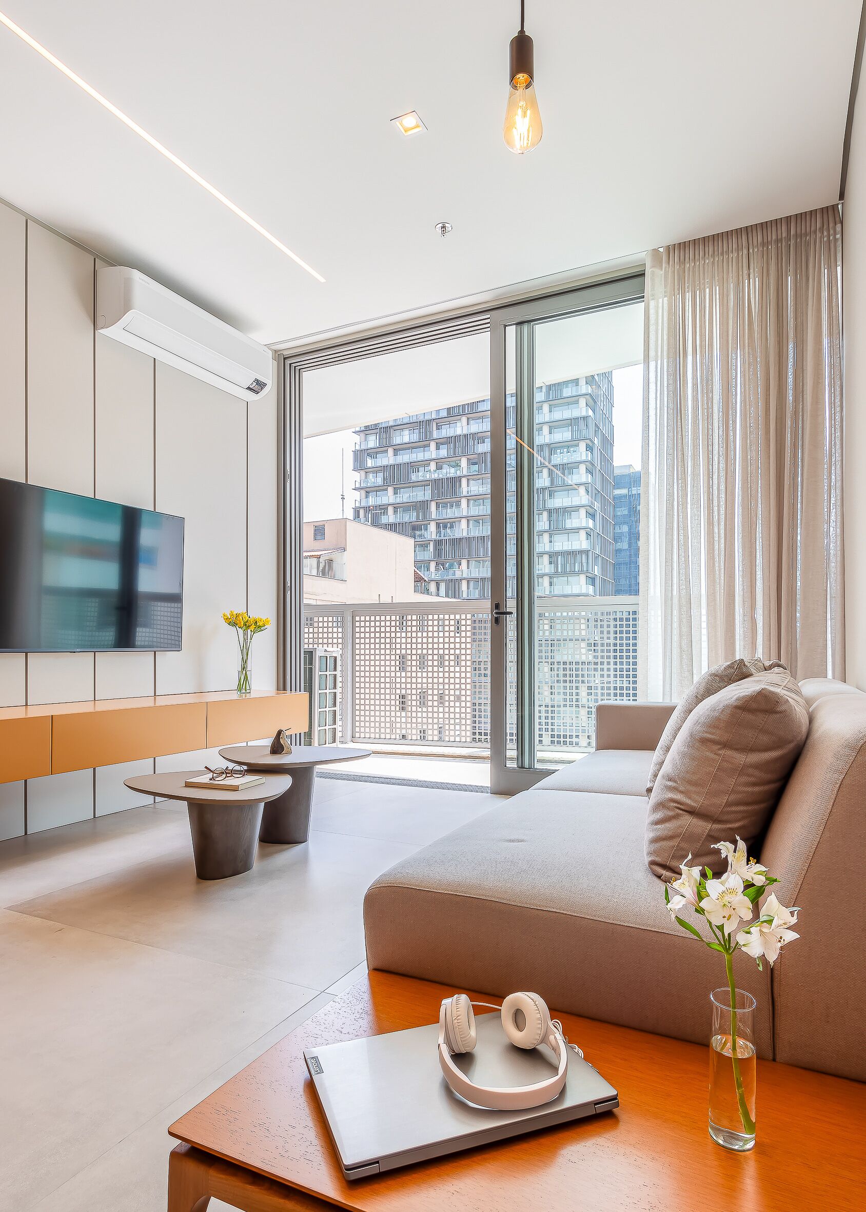 Apartamento superluxo | Área de estar | Smart TV 32 polegadas com canais digitais