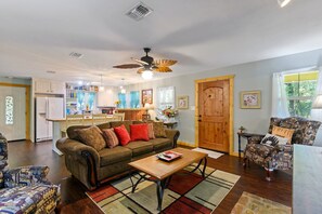 独立别墅, 多张床, 露台, 花园景观 (Welcome Home Cottage) | 起居区 | 50-英寸纯平电视（配备数码频道）