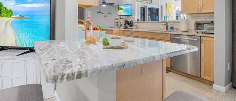 冷蔵庫、電子レンジ、オーブン、コンロ