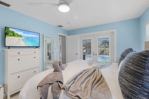 4 chambres, bureau, fer et planche à repasser, lit parapluie