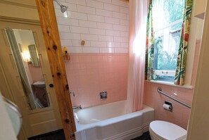 Haartrockner, Handtücher, Seife, Shampoo