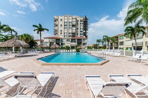 Een verwarmd zwembad