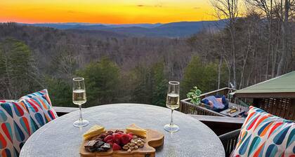 Luxury Cabin W/Stunning Sunset View,Spa Deck,Game Room near Wineries & Downtown