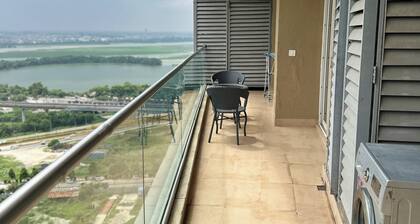 RIVER VIEW stunning apartment. Metro Station 3 mins walk away