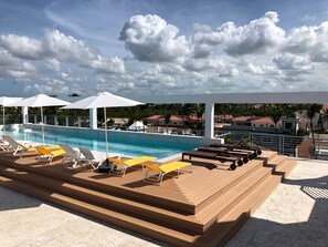 2 outdoor pools
