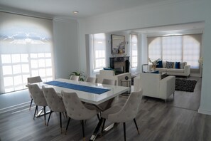 Interior - Spacious 5-bedroom house with WiFi and AC in lovely Los Angeles (Los Angeles)