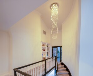 Interior - Spacious 5-bedroom house with WiFi and AC in lovely Los Angeles (Los Angeles)