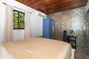 1 slaapkamer, een strijkplank/strijkijzer, wifi, beddengoed