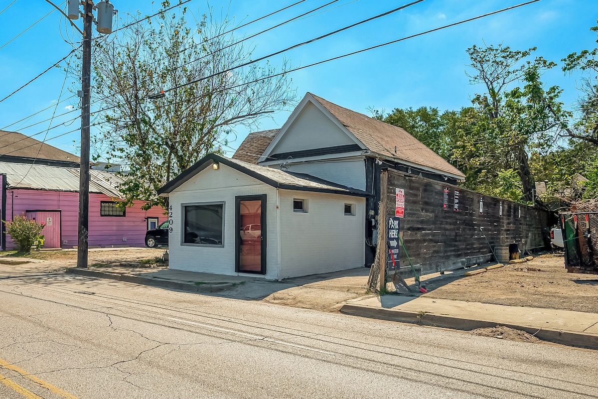 Photo 14 of The Red Door - Charming 1-bdrm cottage in the very popular Washington corridor!