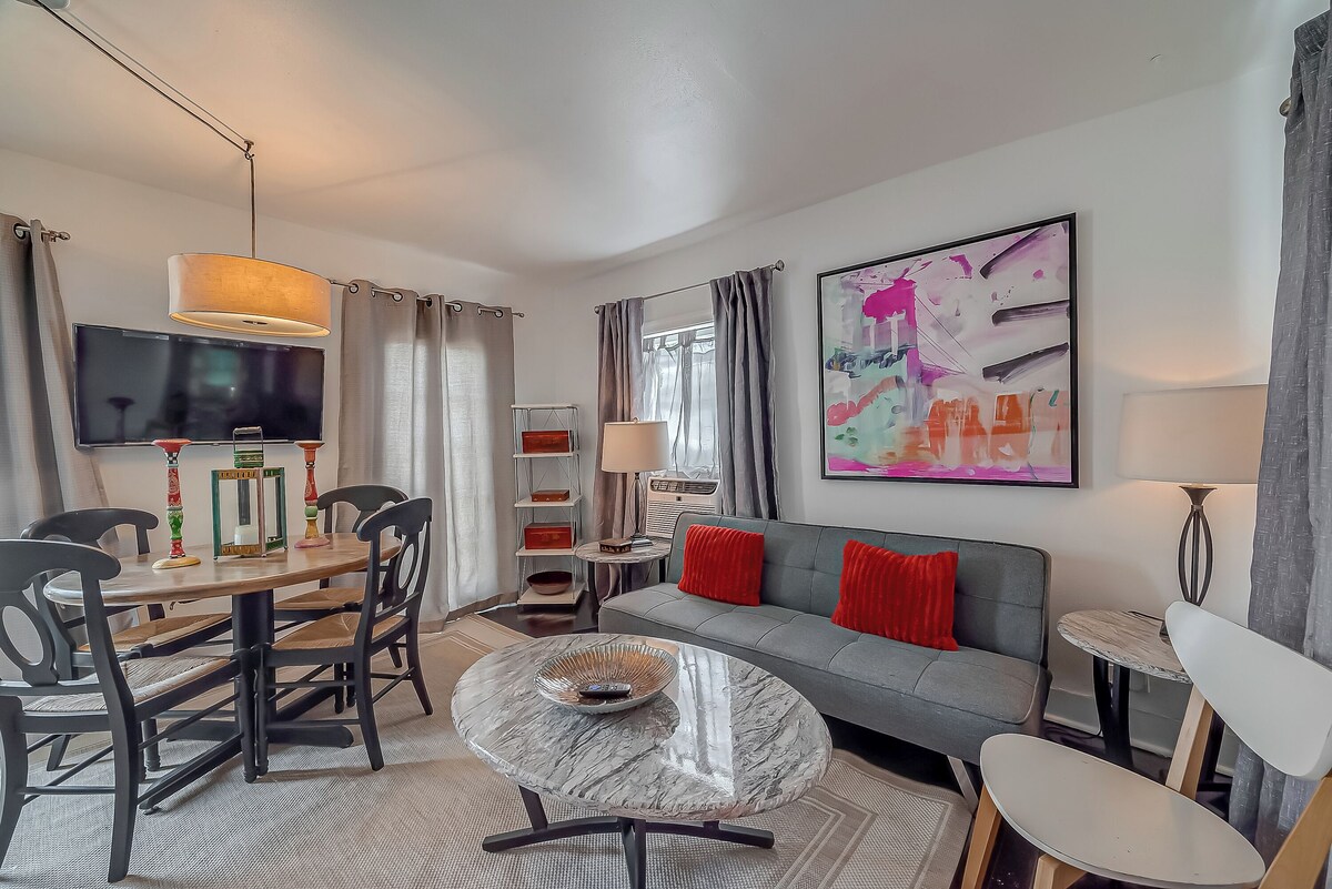 Photo 2 of The Red Door - Charming 1-bdrm cottage in the very popular Washington corridor!