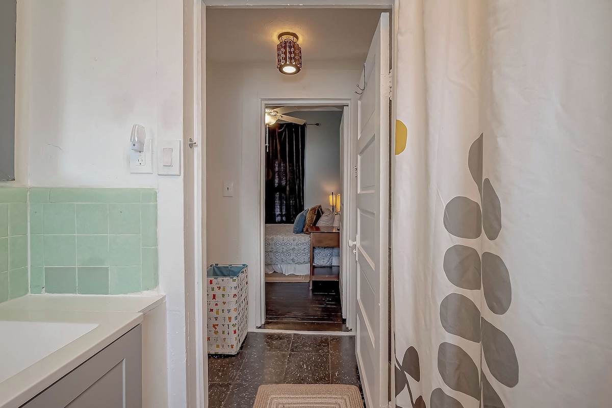 Photo 12 of The Red Door - Charming 1-bdrm cottage in the very popular Washington corridor!