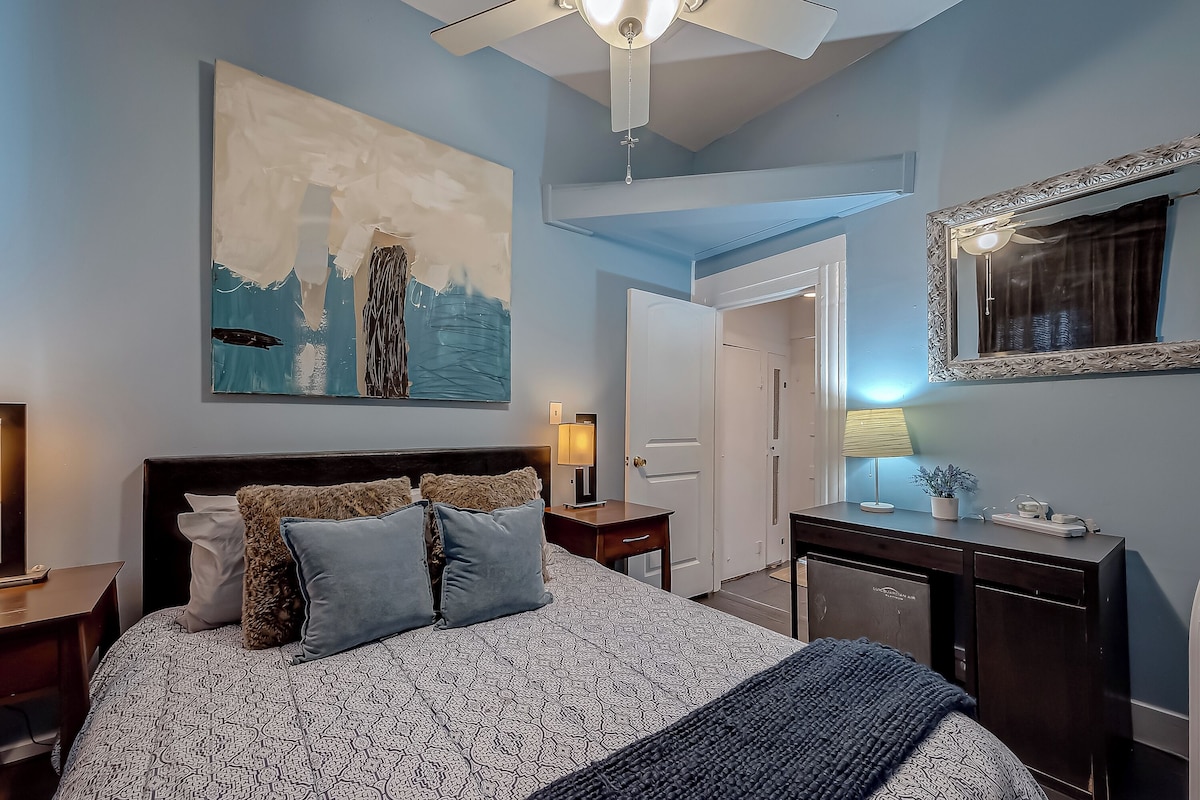 Photo 8 of The Red Door - Charming 1-bdrm cottage in the very popular Washington corridor!